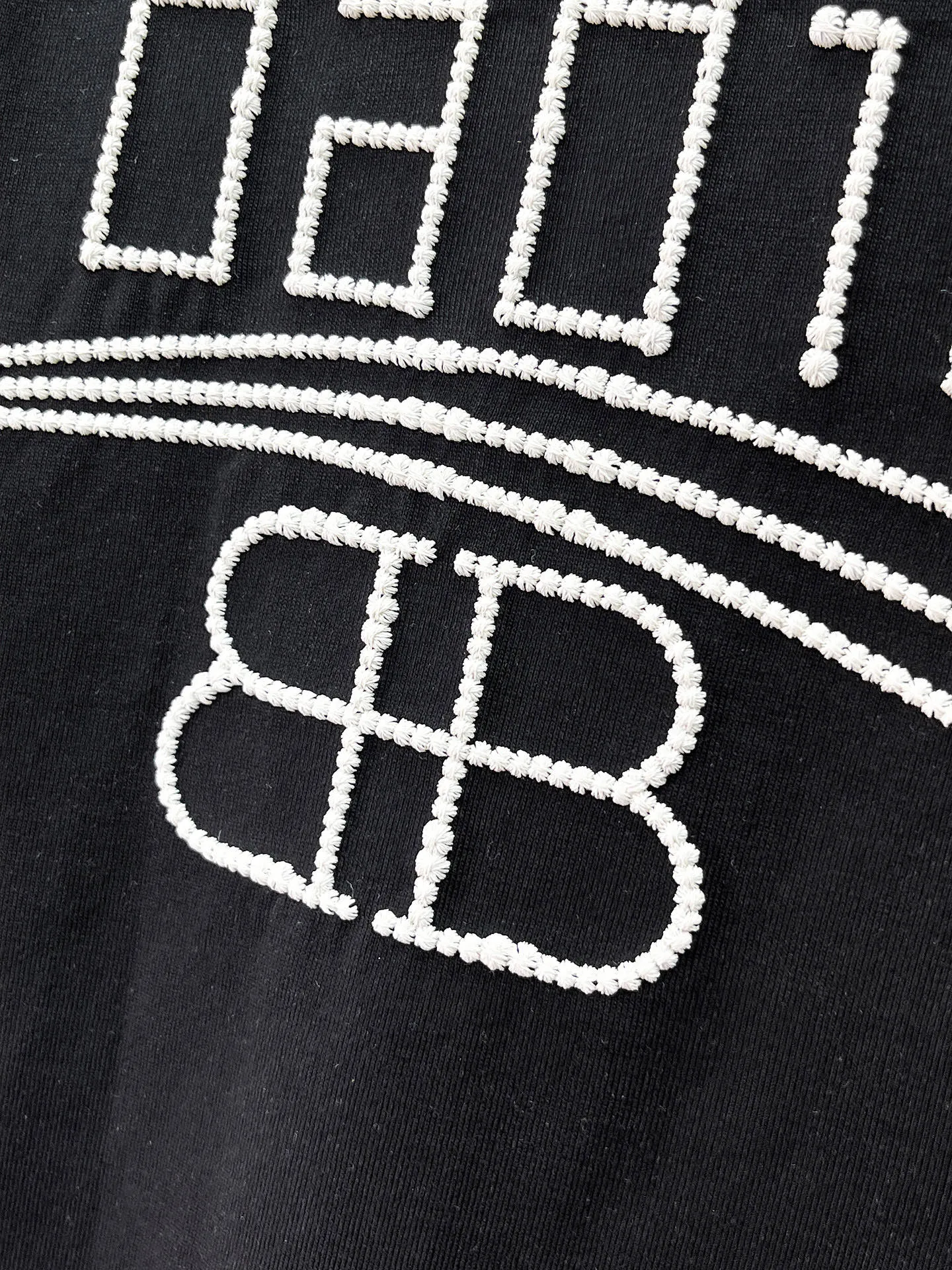 Balenciaga's high-end top-quality products 🐮2026 Spring and Summer New Arrival first counter, the latest New Arrival short-sleeved round neck T-shirt, Premium customized design, avant-garde and fashionable! Brand logo heavy craftsmanship design Premium customized 260g fabric. Soft to the touch. Comfortable to wear. Counter-level exquisite stitching. Fine workmanship. The upper body effect is incomparably handsome! A must-have item for men and women with the same style! Sizes: S~XXL When placing an order, please state your height and weight. The maximum wearing size is 210 pounds (one size larger)